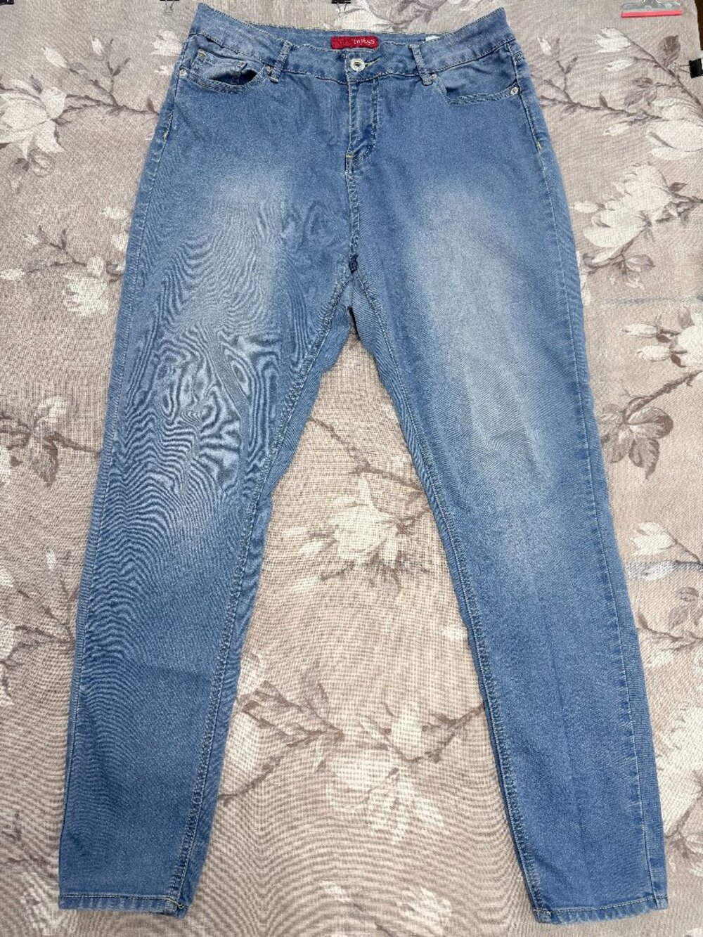 Guess Women’s Size 32 Light Wash Stretch Skinny Jeans 28” Inseam